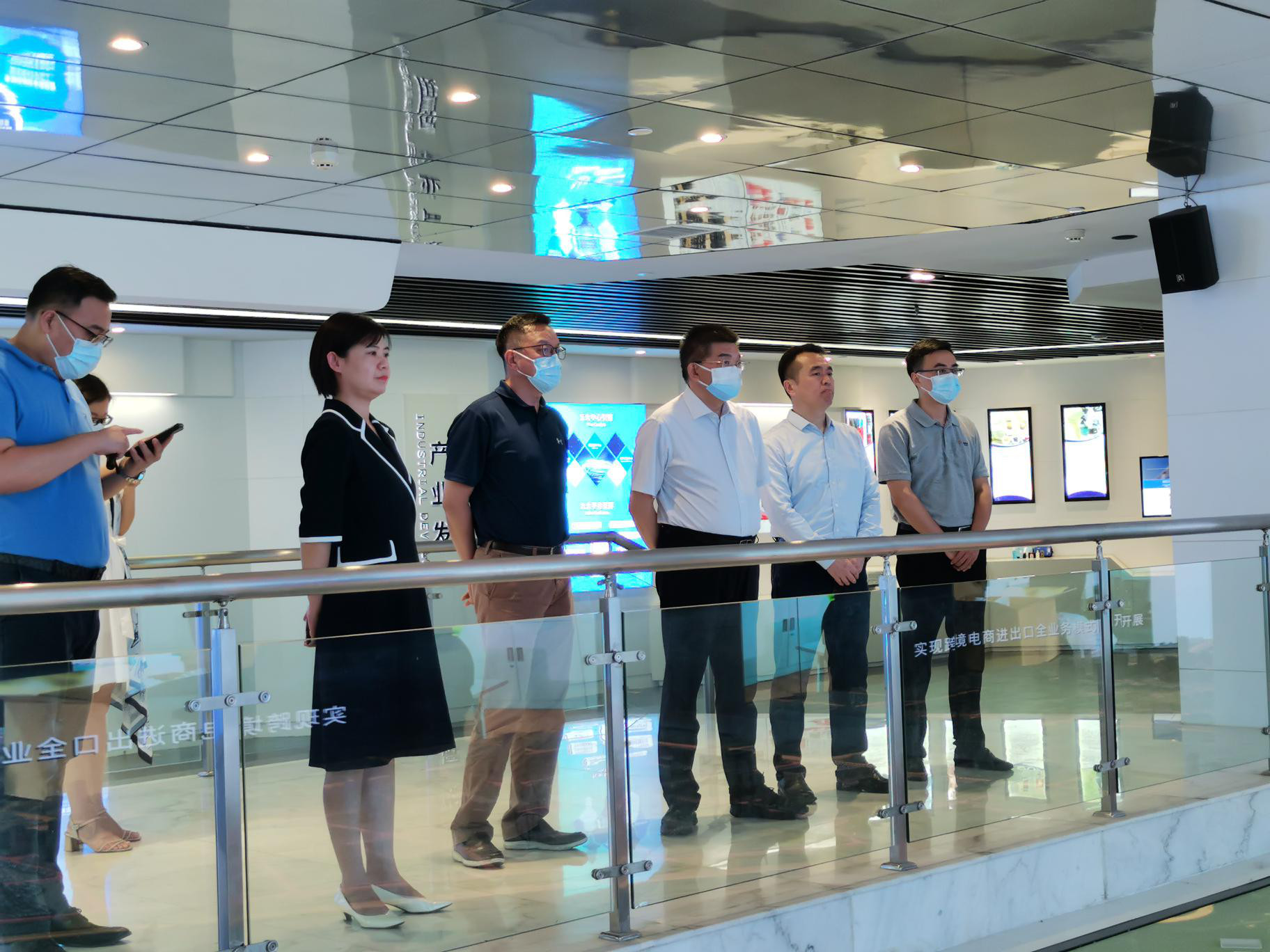 海峽能源領(lǐng)導(dǎo)、公司董事長一行視察武漢米字新廠址